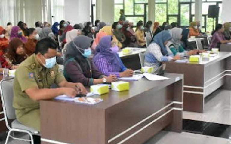 Pj. Wali Kota Salatiga, Sinoeng N. Rachmadi, mengusulkan sinergi antara OPD dan Tim Penggerak PKK dalam penanganan kemiskinan dan KDRT di Kota Salatiga. Pelibatan 21 OPD senilai Rp7.721.998.136 telah terwujud dalam program PKK dan TP PKK Kota Salatiga.
