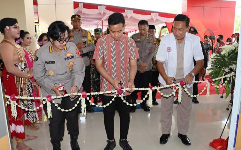 "RS Bhayangkara Tk IV Surakarta resmi membuka layanan kesehatan untuk masyarakat umum. Soft opening dihadiri oleh beberapa pejabat, termasuk Wali Kota Surakarta dan Kapolresta. RS ini memiliki fasilitas penunjang lengkap, termasuk instalasi gawat darurat, laboratorium forensik, dan ruang autopsi.