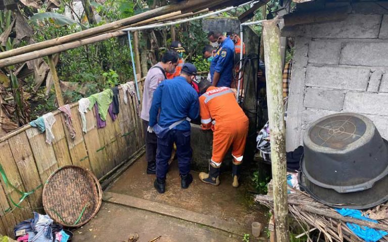 Warga Desa Krandon Lor, Kecamatan Suruh, Kabupaten Semarang digegerkan dengan penemuan mayat perempuan di dalam sumur. Korban, RK (43), dinyatakan hilang selama tiga hari sebelum ditemukan oleh keluarganya. Petugas keamanan dan medis setempat evakuasi bersama dengan Inafis Polres Semarang, petugas Damkar, dan Puskesmas setempat.