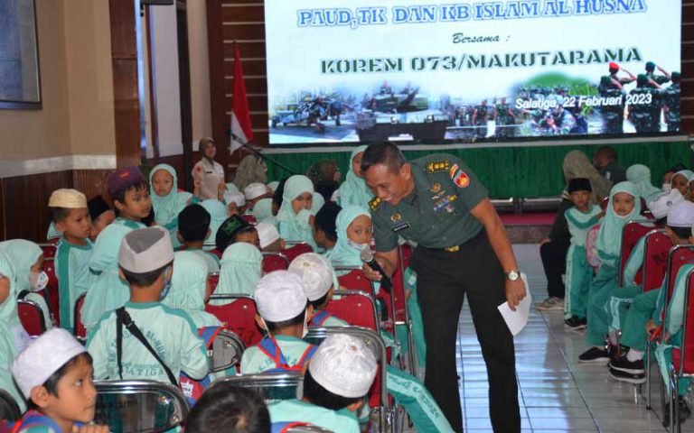 Perkenalkan lingkungan TNI pada anak usia dini untuk menumbuhkan rasa cinta tanah air. Ratusan anak dari TK Al Husna kota Salatiga mengunjungi Markas Korem 073/Makutarama dan mengenal berbagai profesi dan tugas TNI, serta program ketahanan pangan di wilayah Jawa Tengah.
