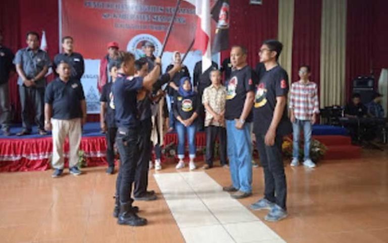 Dukungan Ganjar Pranowo Presiden RI ke Delapan (DGP8) Kabupaten Semarang gelar pengukuhan dan deklarasi pengurus bersama relawan dari 19 Kecamatan. Lebih dari 150 orang hadir, termasuk pengurus pusat, provinsi, dan jajaran. Ketua DGP8 Kabupaten Semarang, Gunadi, mengatakan kegiatan ini penting untuk memotivasi dan membentuk kepengurusan DGP8.