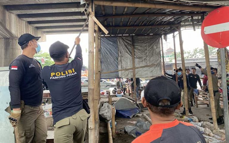 Polisi Pamong Praja Kota Semarang saat melakukn pembongkaran kios PKL di bawah flyover Pelabuhan Tanjung Emas Kota Semarang, Selasa (7/2/2023).