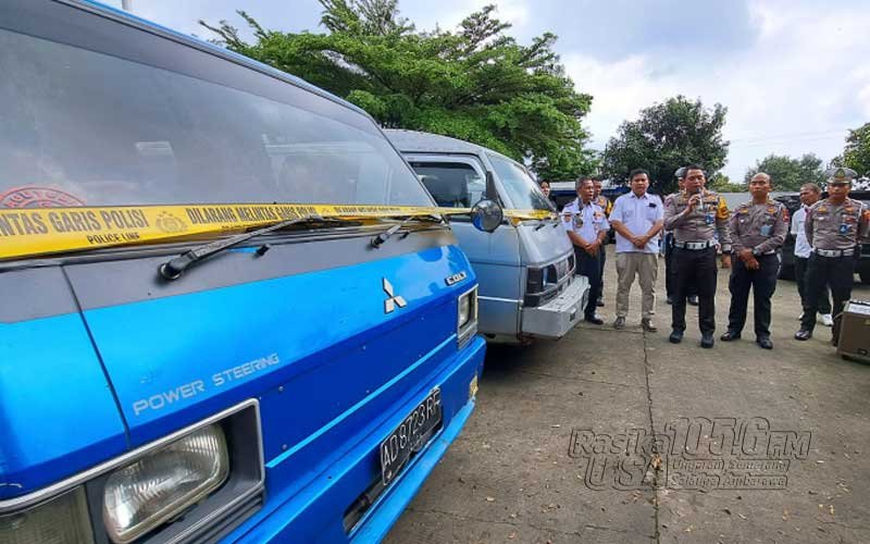 Petugas Sat Lantas Polres Semarang bersama dengan Dinas Perhubungan Kabupaten Semarang berhasil menertibkan kendaraan pelat hitam yang digunakan sebagai angkutan umum. Sebanyak 16 kendaraan diamankan dalam kegiatan penertiban yang berlangsung dari 13 januari sampai 20 februari.
