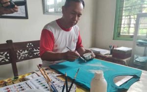 Pelukis Prasojo Broto Saptono membuat kaos lukis dengan cat tekstil yang lentur dan awet. Kaos lukis ini dijual seharga Rp 60 ribu hingga Rp 100 ribu per kaos, Pembeli bisa memilih desain atau gambar sesuai keinginan.