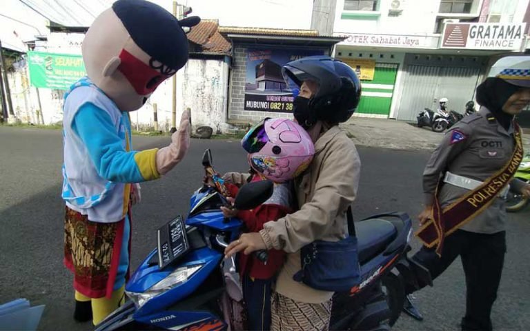 Dalam rangka Operasi Keselamatan Lalulintas Candi 2023, Sat Lantas Polresta Banyumas melakukan sosialisasi keselamatan berlalulintas dengan membagikan helm dan coklat kepada pengendara kendaraan bermotor di Purwokerto.