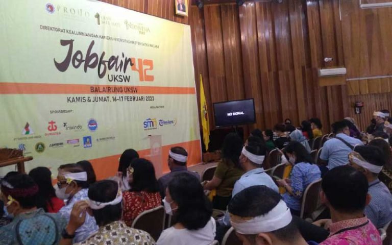 Job Fair UKSW ke-42 digelar selama dua hari dan diikuti oleh 33 perusahaan dari berbagai bidang. Lebih dari 580 posisi lowongan tersedia untuk lulusan SMK, D3, D4, S1, sampai S2. Job Fair ini juga dilengkapi dengan kegiatan Career Workshop Series untuk membantu mempersiapkan lulusan memasuki dunia kerja.