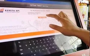 Beli Tiket Kereta Api Angkutan Lebaran 2023 di PT KAI Sudah Bisa Dilakukan H-45 Sebelum Keberangkatan. PT KAI telah membuka penjualan tiket kereta api angkutan lebaran 2023. Lebih dari 3,5 juta tiket kereta tersedia untuk angkutan lebaran 2023, termasuk tiket kereta jarak jauh dan lokal. Pemesanan tiket dapat dilakukan melalui aplikasi KAI Access, web resmi KAI, serta jaringan penjualan tiket resmi KAI.