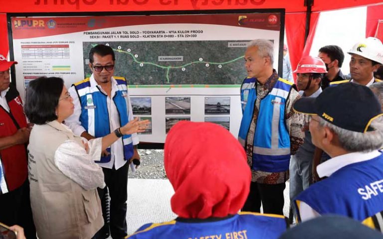 Gubernur Jawa Tengah, Ganjar Pranowo, Menteri PUPR RI Basuki Hadimoeljono, dan Menteri Keuangan RI Sri Mulyani Indrawati meninjau pembangunan Jalan Tol Solo-Yogyakarta di interchange seksi 1 ruas Tol Solo-Klaten pada Senin (27/2/2023).