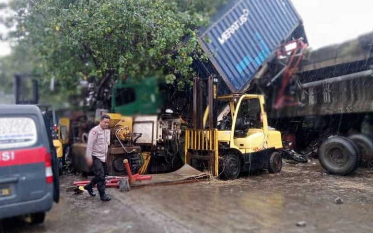 Kecelakaan lalu lintas di flyover Pelabuhan Tanjung Emas Semarang, melibatkan truk trailer dan sepeda motor pada Senin (27/2/2023) pukul 11.15 WIB. Peristiwa terjadi saat hujan deras mengguyur dan mengakibatkan kerugian materiil sekitar 10 juta rupiah. Saat ini, penyidikan masih berjalan dan beberapa saksi sudah diperiksa.
