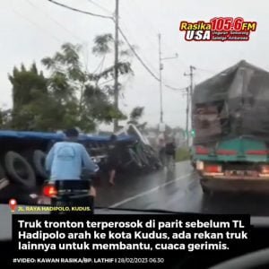 Infografis | Truk tronton terperosok di jalur Pati arah Kudus lokasi sebelum lampu lalu lintas Hadipolo, Kudus. Terlihat sudah ada rekan truk lain untuk solidaritas sembari menunggu evakuasi, lalu lintas merayap karena jalur sedikit menyempit.