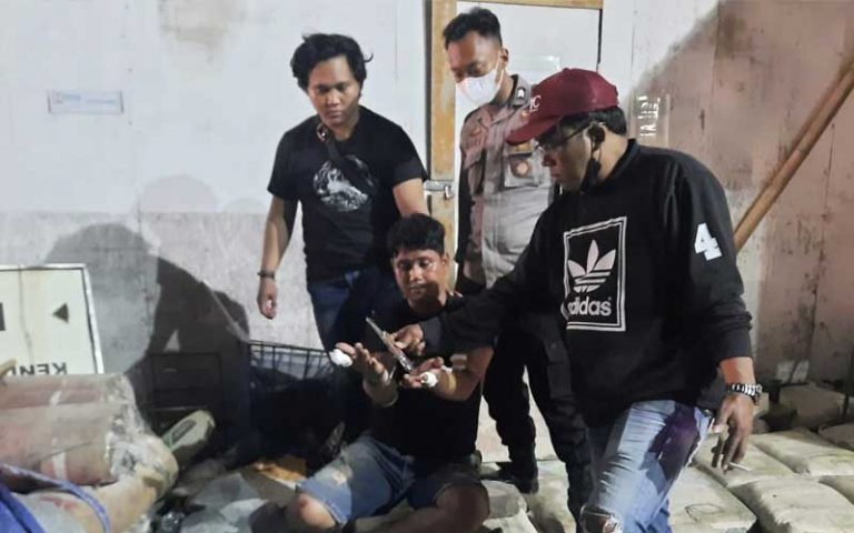 Petugas kepolisian saat mengamankan pelaku penusukan mandor proyek di Kota Semarang.