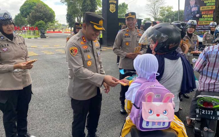 Kapolres Salatiga AKBP Feria Kurniawan membagikan coklat dan helm SNI sebagai wujud dukungan Operasi Keselamatan Candi 2023 dan Hari Kasih Sayang. Pengendara motor yang tertib diberi coklat, sedangkan yang tidak menggunakan helm SNI diberi helm baru.
