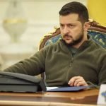 Presiden Ukraina Volodymyr Zelenskyy memecat komandan militer senior, Eduard Moskalyov, tanpa memberikan alasan terkait langkah pemecatan tersebut. Moskalyov telah menjabat sebagai komandan pasukan gabungan Ukraina yang sedang bertempur di wilayah Donbas sejak Maret 2022.