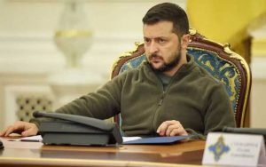 Presiden Ukraina Volodymyr Zelenskyy memecat komandan militer senior, Eduard Moskalyov, tanpa memberikan alasan terkait langkah pemecatan tersebut. Moskalyov telah menjabat sebagai komandan pasukan gabungan Ukraina yang sedang bertempur di wilayah Donbas sejak Maret 2022.