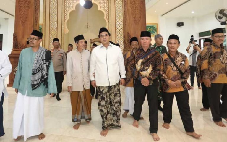Wakil Gubernur Jawa Tengah, Taj Yasin Maimoen, meminta para pengurus masjid untuk tidak melarang anak-anak bermain di masjid karena masjid juga menjadi ruang bagi anak-anak untuk semakin mengenal agama. Wagub Gus Yasin juga menekankan bahwa masjid harus dibuat nyaman dan diisi dengan berbagai kegiatan untuk masyarakat agar masjid menjadi sarana pemersatu dan tempat mencari solusi.
