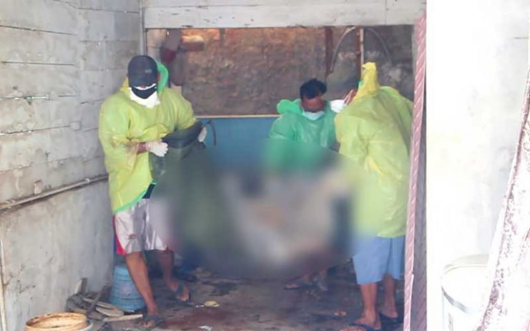 Temuan mayat di Kunduran, Kabupaten Blora menghebohkan warga setempat pada Senin (27/2/2023). Awalnya, warga mengira bau menyengat yang mereka cium berasal dari bangkai hewan. Namun setelah mencari-cari, mereka menemukan mayat Selamet Basuki (65) yang tinggal sendirian di rumah.