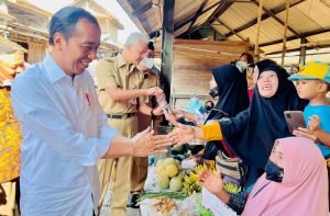 Presiden Jokowi melakukan kunjungan ke Pasar Desa Mendenrejo, Blora untuk memastikan harga bahan kebutuhan pokok stabil. Selain itu, Presiden Jokowi juga membagikan bantuan sosial dan menyerahkan sertifikat tanah kepada para penerima.