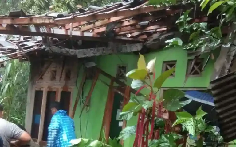 Bencana hidrometeorologi di Kecamatan Bancak, Kabupaten Semarang pada Senin (20/3/2023) mengakibatkan 148 titik terdampak. Hujan deras disertai angin kencang menumbangkan pohon dan menerbangkan atap rumah di lima desa. Rumah terdampak bencana mendapatkan bantuan sosial dari Pemerintah Kabupaten Semarang dengan nilai bantuan tergantung tingkat kerusakan rumah.