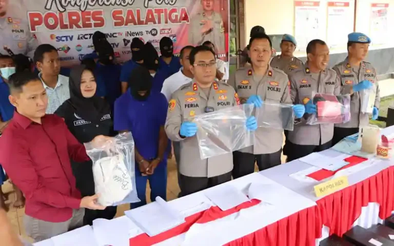 Kasus pemerkosaan terjadi di lahan kosong di Blotongan, Sidorejo, Salatiga, yang diduga dilakukan oleh seorang mahasiswa berusia 22 tahun asal Tolikara, Papua, terhadap seorang perempuan panggilan berinisial NK (28) dari Wonosamudro, Kabupaten Boyolali. Setelah melaporkan kejadian tersebut ke Polres Salatiga, pelaku berhasil ditangkap dan dijebloskan ke Rumah Tahanan Polres Salatiga.