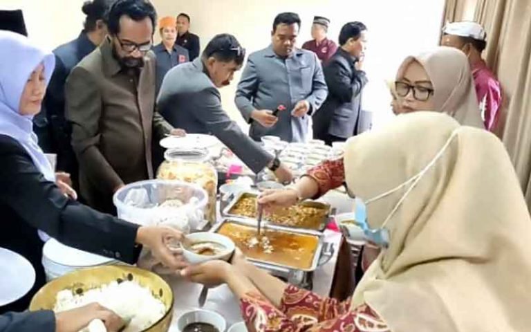 DPRD Kabupaten Semarang memperkenalkan kuliner khas Gecok Tlogo pada menu makan siang kegiatan resmi di lingkungan gedung wakil rakyat.