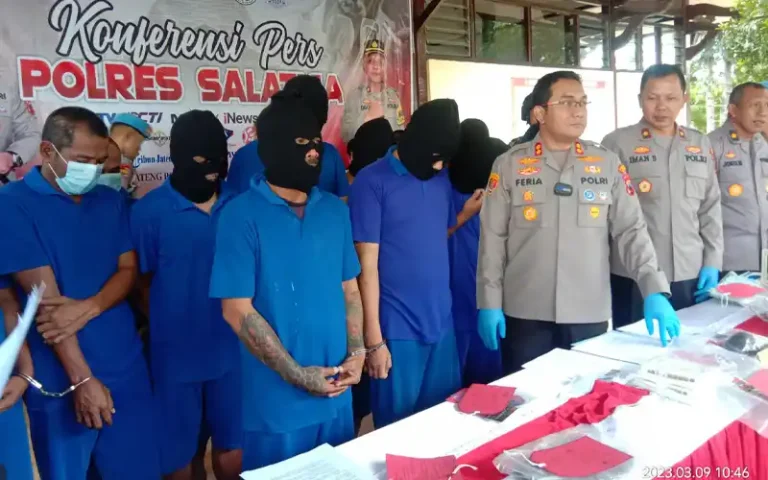 Satreskrim Polres Salatiga mengungkap praktik perjudian tradisional seperti dadu kopyok dan togel. Lima penjudi dadu kopyok dan seorang penjual togel ditangkap dengan barang bukti yang diamankan. Pelaku diancam hukuman penjara 10 tahun sesuai dengan Pasal 303 KUH Pidana.