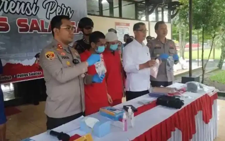 Satuan Reserse Narkoba (Satresnarkoba) Polres Salatiga berhasil menangkap dua pengedar narkoba jenis metamfetamina (sabu) di Salatiga. Pelaku ditangkap setelah petugas mendapat informasi dari masyarakat tentang tempat transaksi narkoba yang kerap dijadikan tempat pelaku. Kedua tersangka kini ditahan di Rutan Polres Salatiga dan diancam hukuman minimal 5 tahun dan maksimal 20 tahun atau denda Rp 1 miliar hingga Rp 10 miliar.