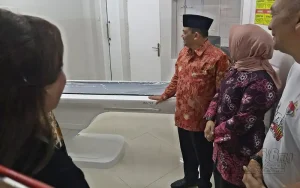 At-Tin Hospital Bawen, rumah sakit baru di Kabupaten Semarang, berkomitmen memberikan pelayanan kesehatan terbaik bagi masyarakat Kabupaten Semarang dan sekitarnya. Fasilitas pendukungnya meliputi ruang IGD, CT scan, radiologi, USG, NICU, PICU, dan ruang operasi. Pada tahap awal operasional, rumah sakit ini menyediakan 100 tempat tidur untuk melayani masyarakat dengan dukungan tenaga medis yang berkualitas.