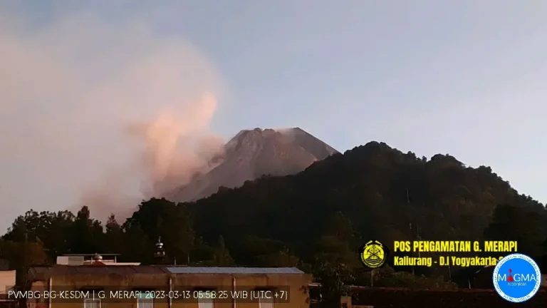Balai Penyelidikan dan Pengembangan Teknologi Kebencanaan Geologi (BPPTKG) mengungkapkan peningkatan potensi bahaya di sisi barat laut Gunung Merapi akibat pergerakan tanah dan deformasi pada permukaan tubuh gunung. BPPTKG memantau kondisi Gunung Merapi secara intensif dan mengingatkan masyarakat untuk meningkatkan kesiapsiagaan menghadapi potensi bahaya erupsi.
