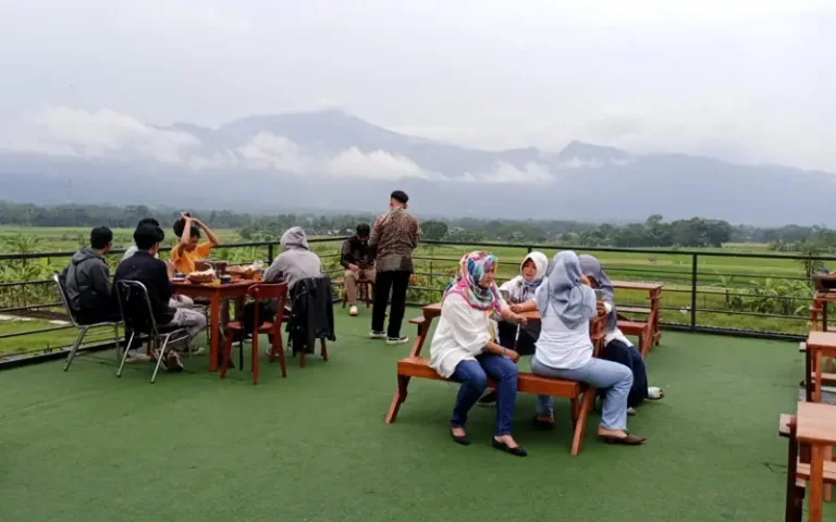 Banyoe Angkringan menjadi salah satu trend resto atau café yang menawarkan konsep bersantap sambil menikmati pemandangan alam. Berlokasi di Kelurahan Pulutan, Kecamatan Sidorejo, Kota Salatiga, Banyoe Angkringan sukses menyihir pecinta foto estetik dengan konsep pemandangan persawahan berlatar pegunungan Merbabu dan deretan bukit Telomoyo.