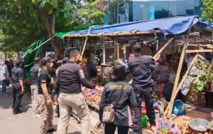 Batas Waktu Berdagang Dilanggar, Satpol PP Kota Semarang Bongkar Lapak Pedagang Dugderan