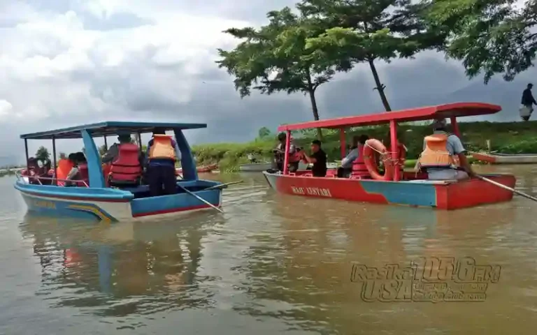 Polres Semarang dan relawan SAR Bumi Serasi memberikan bantuan life jacket dan mengedukasi pentingnya keselamatan di perairan.