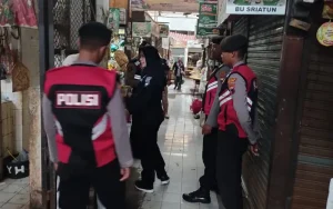 Patroli Penling dilaksanakan oleh Satuan Samapta Polres Salatiga di Pasar Raya Salatiga guna mencegah peredaran uang palsu menjelang Ramadhan.