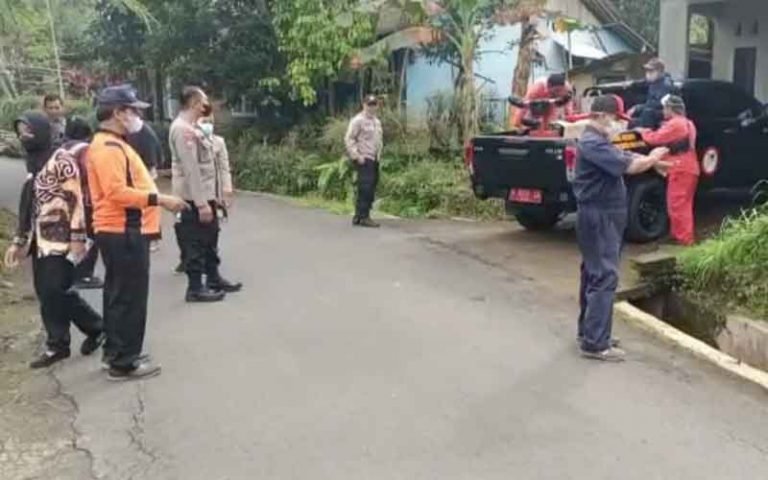 Polsek Sidorejo mendampingi Dinkes Kota Salatiga dalam kegiatan fogging untuk mencegah penyebaran penyakit DB di lingkungan Kampung Ngablak RT 02,RW 05,Kelurahan Pulutan, Kecamatan Sidorejo.
