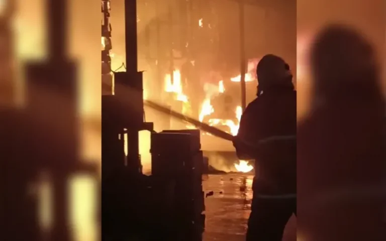 Musibah kebakaran hebat melanda Pabrik Roti Maju di Sidorejo, Salatiga. Diduga api berasal dari korsleting listrik di mess karyawan. Petugas pemadam kebakaran bekerja keras hingga malam untuk memadamkan api.