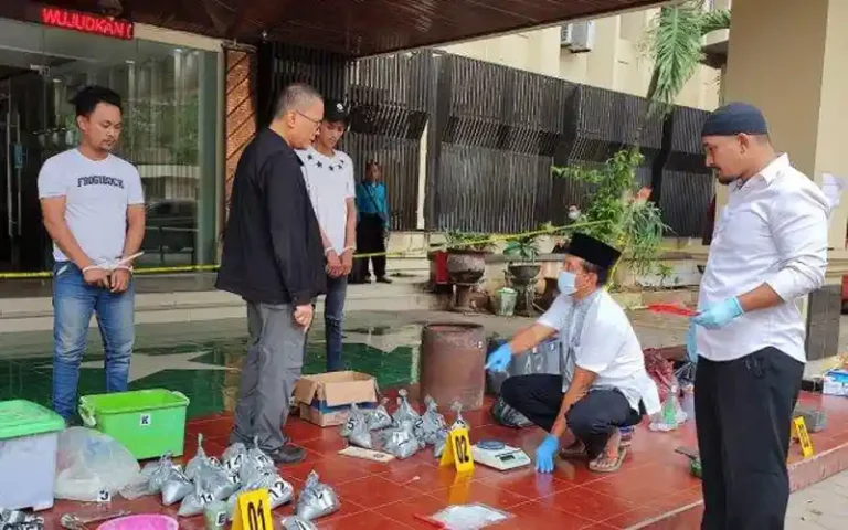 Ditreskrimum Polda Jateng menangkap puluhan tersangka yang terlibat dalam kasus peredaran obat mercon. Para tersangka terdiri dari supplier, distributor, dan peracik yang tidak memiliki izin resmi.