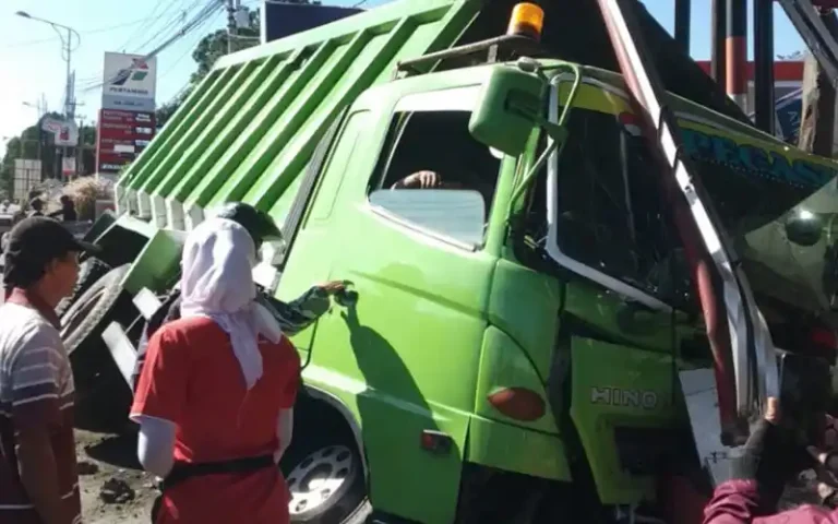 Truk Dump Nomor Polisi B 9710 UYZ mengalami kecelakaan di Jalan Soekarno-Hatta, Semarang. Truk terperosok ke dalam parit dan menabrak bangunan halte Bus Trans Jateng, disebabkan oleh kebocoran selang rem.