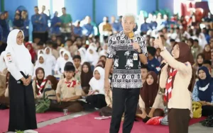 Gubernur Jawa Tengah, Ganjar Pranowo, mengajak pelajar untuk peka terhadap kondisi bencana dan lingkungan di wilayah terdekat melalui acara Edukasi Tanggap Bencana di SMAN 1 Subah, Kabupaten Batang. Pelajar diajarkan tentang pencegahan, penanggulangan, tanggap darurat, dan pascabencana oleh berbagai pihak seperti BPBD, PMI, Tagana, SAR, dan TNI-Polri.