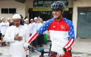 Gubernur Jawa Tengah, Ganjar Pranowo, mengunjungi Panti Asuhan Al Karomah di Kelurahan Kembangarum, Kecamatan Semarang Barat untuk memberikan bantuan dan menyapa para anak yatim piatu beserta pengasuhnya. Dalam kunjungan tersebut, Ganjar juga meminta pengasuh untuk mengajukan proposal bantuan pendidikan untuk anak-anak yang diasuhnya.