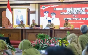 Gubernur Jawa Tengah, Ganjar Pranowo yang mempercepat penanggulangan kemiskinan ekstrem di 17 kabupaten prioritas menjadi sorotan. Ganjar melakukan verifikasi dan validasi data pada awal tahun, dan meminta agar segera dilakukan intervensi yang sudah direncanakan. Isu ini muncul di beberapa daerah, termasuk akses sekolah yang jauh dan mindset warga yang lebih memilih bekerja daripada sekolah.