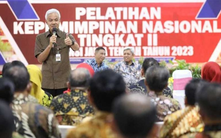 Ganjar Pranowo, Gubernur Jawa Tengah, mengingatkan pentingnya integritas dalam tugas sebagai ASN dan pejabat publik. Dalam acara Pelatihan Kepemimpinan Nasional Tingkat II, Ganjar meminta agar ASN lebih terbuka dan transparan agar kontroversi seperti kekayaan ASN yang fantastis dapat dihindari.