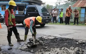 Gubernur Jawa Tengah Ganjar Pranowo melakukan tinjauan perbaikan jalan rusak di dua wilayah Jawa Tengah, yaitu jalan Limpung-Bawang di Kabupaten Batang dan jalan Weleri-Sukorejo di Kabupaten Kendal, setelah menerima banyak aduan terkait jalan rusak di wilayah tersebut.