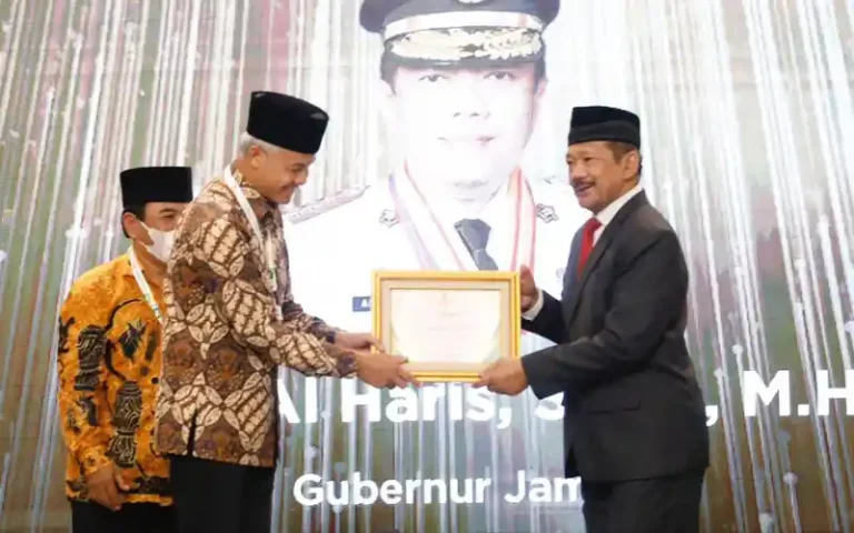 Ganjar Pranowo, Gubernur Jawa Tengah, meraih penghargaan sebagai Gubernur Pendukung Utama Pengelolaan Zakat di Indonesia dalam acara Baznas Award 2023. Ganjar dinilai berhasil mengelola zakat untuk kemaslahatan umat dengan program Baznas Jateng yang berhasil mengumpulkan Rp 82 miliar pada tahun 2022.