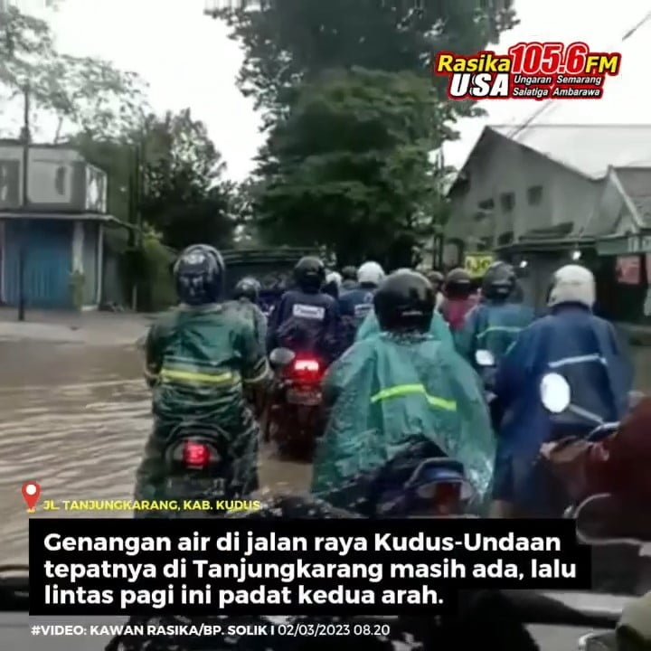 Genangan air juga masih melanda wilayah Kudus tepatnya di jalan raya Tanjungkarang ruas Kudus - Undaan, pagi ini padat dua arah dan hati-hati dengan lubang yang tertutup air.