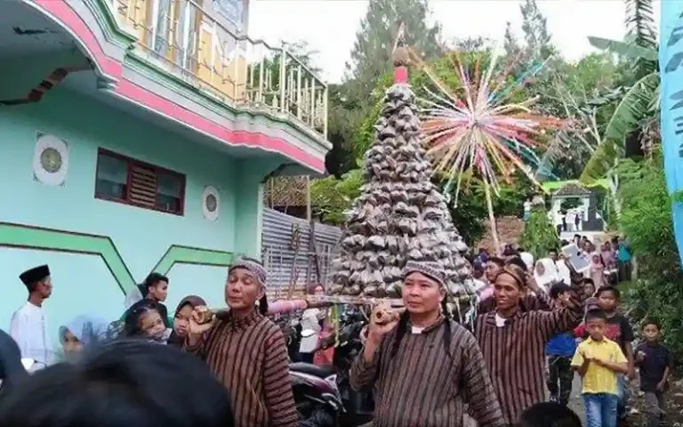 Grebeg Sumpil adalah sebuah tradisi unik yang dilakukan oleh warga Kampung Jagalan, Desa Kutoharjo, Kecamatan Kaliwungu, Kabupaten Kendal. Pada acara ini, warga berebut gunungan Sumpil yang berisi makanan khas dan hasil bumi setempat setelah gunungan tersebut dikirab dari makam Wali Hasan Abdullah atau Eyang Pakuwaja dan diarak mengelilingi kampung.