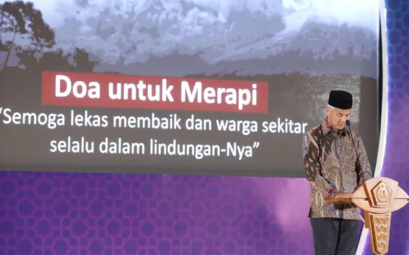 Gubernur Jawa Tengah, Ganjar Pranowo memimpin doa bersama tokoh agama dan penyuluh agama untuk keselamatan dan kesehatan warga di sekitar Gunung Merapi setelah terjadi erupsi. Ganjar Pranowo mengajak seluruh peserta rapat untuk mendoakan warga terdampak erupsi di Gunung Merapi.