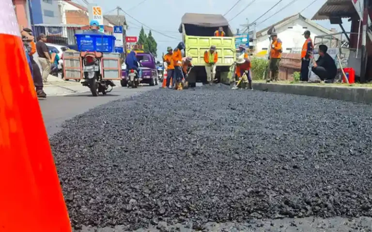 Gubernur Jawa Tengah, Ganjar Pranowo, merespons laporan Bupati Semarang tentang kerusakan jalan Ambarawa-Bandungan dan langsung menerjunkan petugas untuk memperbaikinya. Kerusakan terjadi akibat curah hujan tinggi di sekitar 400 meter dari Bundaran hingga Pasar Bandungan. Perbaikan dilakukan dengan aspal AC WC untuk memperbaiki kenyamanan dan keselamatan pengendara serta membangkitkan kembali akses wisata.