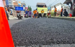Gubernur Jawa Tengah, Ganjar Pranowo, merespons laporan Bupati Semarang tentang kerusakan jalan Ambarawa-Bandungan dan langsung menerjunkan petugas untuk memperbaikinya. Kerusakan terjadi akibat curah hujan tinggi di sekitar 400 meter dari Bundaran hingga Pasar Bandungan. Perbaikan dilakukan dengan aspal AC WC untuk memperbaiki kenyamanan dan keselamatan pengendara serta membangkitkan kembali akses wisata.