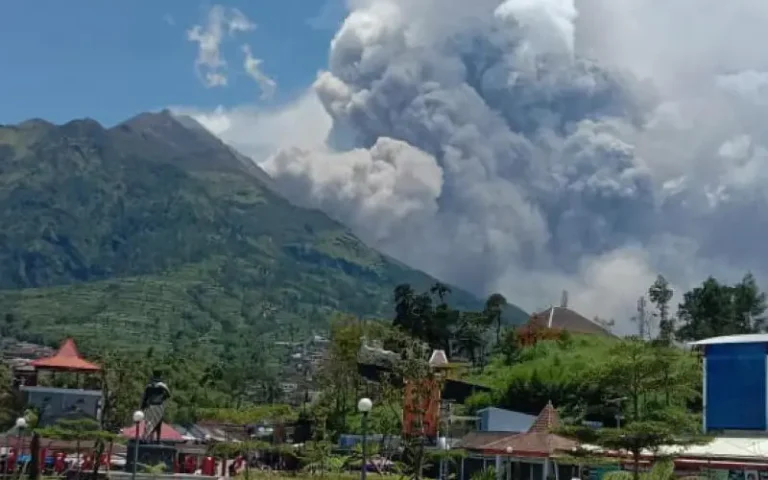 Gunung Merapi erupsi pada Sabtu, 11 Maret 2023 siang. Akibat erupsi Merapi, sejumlah wilayah di Jawa Tengah (Jateng) diguyur hujan abu vulkanik. (Foto: tangkapan layar video netizen)