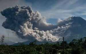 Gunung Merapi erupsi pada Sabtu, 11 Maret 2023 siang. Akibat erupsi Merapi, sejumlah wilayah di Jawa Tengah (Jateng) diguyur hujan abu vulkanik.