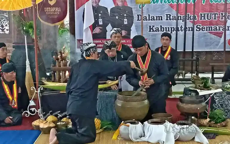 Pusaka peninggalan Ki Ageng Pandanaran disucikan dalam acara peringatan hari jadi ke-502 Kabupaten Semarang. Enam pusaka yang dijamas terdiri dari satu tombak tetunggul Semar Tinandhu yang didampingi dua trisula, serta sisanya adalah keris dengan luk tujuh. Semuanya asli peninggalan Ki Ageng Pandanaran dari era kerajaan Padjajaran sampai dengan Majapahit.
